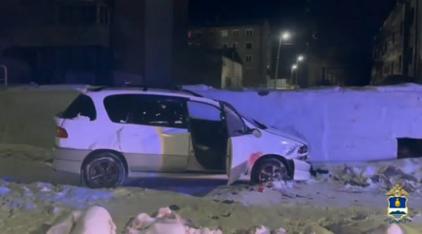 В Улан Удэ иномарка с водителем рухнула с высоты Всё произошло ночью 13 января в столице Бурятии По предварительным данным 46 летний водитель Toyota Ipsum выезжая из двора дома на улице Шумяцкого не справился с управлением В итоге иномарка вместе с мужчиной упала с высоты и опрокинулась Автомобилист получил смертельную травму и скончался на месте Сейчас сотрудники УГИБДД устанавливают обстоятельства ДТП фото УГИБДД по Бурятии