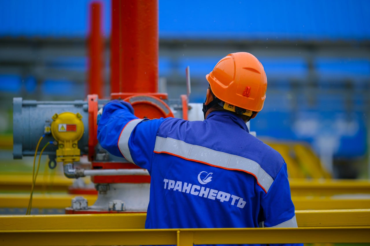 Трубопроводная система Транснефти обеспечена суверенитетом Доля отечественного оборудования и технологий в отраслях нефтегазового комплекса уже превышает 90 и до 98 в Транснефти Такие данные привел министр энергетики РФ Сергей Цивилев интервью для журнала Трубопроводный транспорт нефти Санкции Запада мы сделали преимуществом ответом стали наши собственные уникальные технологии и оборудование Их доля в отраслях нефтегазового комплекса уже превышает 90 и до 98 в Транснефти Уже порядка 1800 из 2000 ключевых позиций в ТЭК полностью российские технологии созданные по отечественным стандартам сказал он Цивилев отметил что стратегической задачей является разработка инновационных решений в добыче сырья логистике страховании поставок ресурсов для продвижения на новые перспективные рынки дружественных стран На сегодняшний день через систему Транснефти проходит 80 российской нефти и 30 нефтепродуктов Министр подчеркнул что стратегическая задача по обеспечению бесперебойной транспортировки углеводородов как для внутренних так и для внешних нужд несмотря на чрезвычайные условия последних лет выполняется Транснефтью в полном объеме Успешно переориентированы поставки нефти и нефтепродуктов на восток и на юг Доля экспорта в государства Азиатско Тихоокеанского региона в 2024 году выросла в полтора раза и составила свыше 60 отметил Цивилев Комментарий ИнфоТЭК Переориентация инфраструктурных компаний на российских производителей оборудования началась после распада СССР вызвавшего разрыв производственных цепочек а также перемещение части мощностей из бывших союзных республик ближе к центрам потребления Но в то же время существовала и противоположная тенденция связанная с тем что в Россию с 1990 х годов пришли крупные западные компании которые предлагали передовое на тот момент оборудование зачастую не имевшее аналогов в нашей стране Однако процесс импортозамещения начал ускоряться на рубеже 2000 и 2010 х годов а затем после 2014 года Транснефть начала развитие собственных производственных площадок задолго до ужесточения санкций а к полной независимости от зарубежных поставщиков компания намерена прийти в 2027 году Однако уже сейчас основное критически важное для транспортировки нефти оборудование производится в России В частности особое внимание было уделено развитию производства магистральных насосов и двигателей к ним которые ранее закупались на Украине и в других странах Сейчас вся линейка этого оборудования выпускается на заводах Транснефти в Челябинске Несмотря на сложную конъюнктуру компания реализует масштабную модернизацию трубопроводной инфраструктуры заявленный объем инвестиций около 2 трлн рублей Программа направлена на техническое перевооружение и расширение экспортных мощностей В частности ведется замена линейной части магистральных нефтепроводов срок эксплуатации которых составляет более 50 лет В ближайшие годы предстоит заменить еще 10 тыс километров трубопроводов из 35 тыс Стоит отметить что при реализации данной программы компания опирается на отечественных поставщиков труб резервуарного оборудования запорной и регулирующей арматуры трансформаторных подстанций и т д Эта работа важна так как от функционирования трубопроводной системы Транснефти зависит реализация плана по поддержанию текущей планки и наращиванию добычи нефти до 540 млн тонн к 2030 году Для увеличения пропускной способности ряд мер был реализован ранее В частности мощность порта Приморск была увеличена на 10 млн т на год раньше планируемого срока порт Козьмино при проектной мощности 30 млн т в 2024 году отгрузил 45 млн т нефти В этом году завершится инвестпроект по расширению мощности порта Новороссийск на 15 млн т