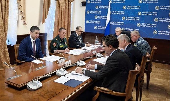 Полпред Чайка: Северный Кавказ остается вероятной мишенью для подрывной деятельности иностранных спецслужб «Открывая заседание, Юрий Чайка подчеркнул, что с учетом географического положения и этноконфессионального разнообразия Северный Кавказ остается вероятной мишенью для значительной активизации подрывной деятельности иностранных спецслужб и других деструктивных сил, направленной на разжигание очага напряженности и дестабилизацию обстановки в округе», — говорится в сообщении аппарата полпреда. В связи с этим необходимо принимать исчерпывающие меры по профилактике и недопущению любых противоправных действий, осуществлять системный мониторинг и всесторонний анализ ситуации. Южная служба новостей