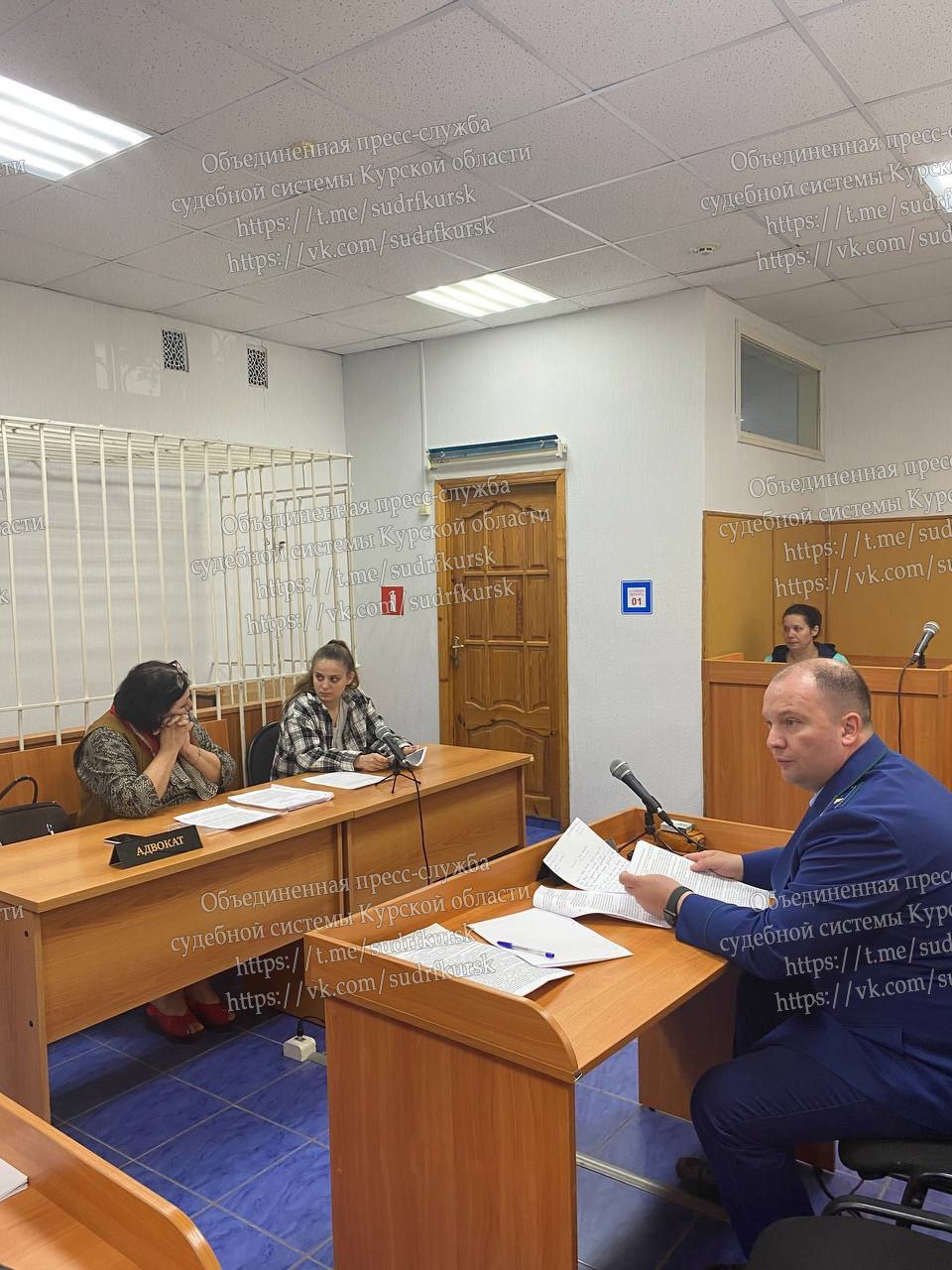 1 2 3 Осуждена мать детей, погибших на пожаре в Черемисиново Вечером 18 января 2025 года 24-летняя мать оставила в доме без присмотра двоих малолетних детей — 1 года и 3 лет. Женщина распивала спиртное со знакомыми в летней кухне. Отца в момент трагических событий дома не было. В отсутствие матери произошло короткое замыкание — вспыхнул пожар. Попасть в горящий дом она не смогла из-за огня и сильного задымления. Оставленные без присмотра дети задохнулись угарным газом. — Суд приговорил женщину 1 году 6 мес лишения свободы. Назначенное наказание заменено на 1 год 6 мес принудительных работ с удержанием 15% из заработной платы в доход государства, — сообщает областная прокуратура. Вести-Курск. Только проверенная информация Прислать новость