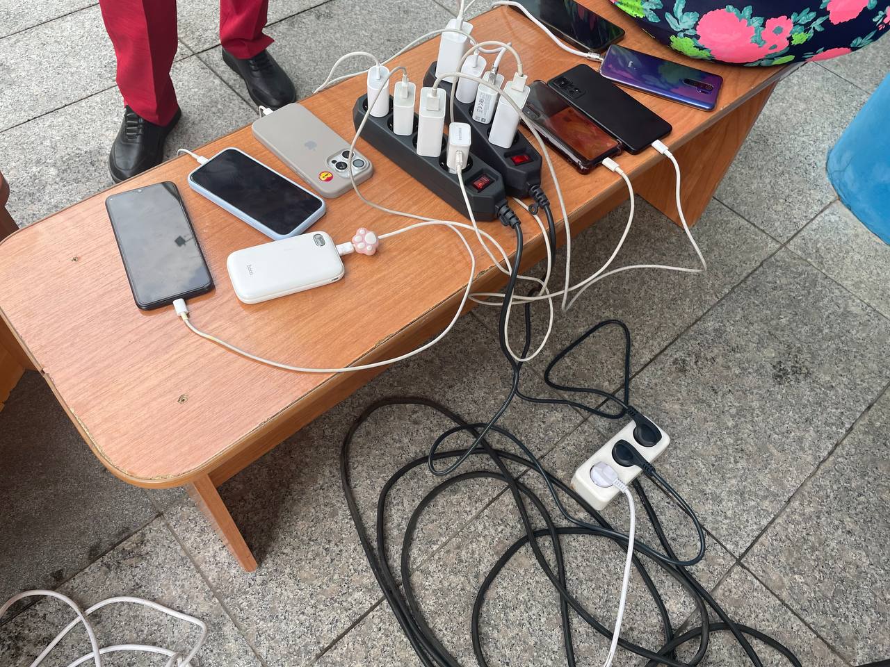 По поручению главы Белогорска в четверых микрорайонах города организуются 4 пункта помощи населению в подогреве пищи и зарядки телефонов.  Каждый оборудован дизель-генератором, газовыми горелками с газом и розетками для электроснабжения, предоставленными предпринимателями.   - Молодцы, что придумали! - отметила одна из жительниц дома по ул. Никольское шоссе Татьяна. - Пока только телефон принесли на зарядку. Но позже приду с супом.   - адреса пунктов:    «Гора» - крыльцо ГДО;    Центр - крыльцо Администрации;   «База 57» - машина с будкой возле торца дома 50 лет Комсомола,13- 1;   микрорайон «Амурсельмаш» - холл административного здания стадиона.