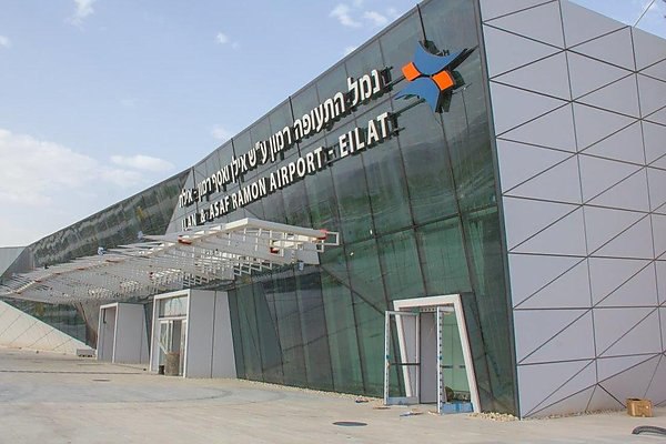 Прямые рейсы из Москвы в Эйлат с 19 февраля будут еженедельными Прямые перелеты из Москвы в израильский курортный город Эйлат будут запущены с 19 февраля на еженедельной основе заявил коммерческий директор авиакомпании Red Wings Александр Крутов Об этом сообщает ТАСС С 19 февраля мы возобновим полеты из Москвы в Эйлат на самолетах Superjet с посадкой в Сочи на еженедельной основе Также в 2026 году планируем увеличить потоки по маршрутам из Москвы хотим увеличить количество частот Также количество частот из тех регионов из которых выполняем рейсы из Сочи и Минеральных Вод сказал он Крутов напомнил что прямые перелеты по этому маршруту уже запускались авиакомпанией летом 2025 года однако в силу обстоятельств выполнение рейса было временно приостановлено aviaru net n291050