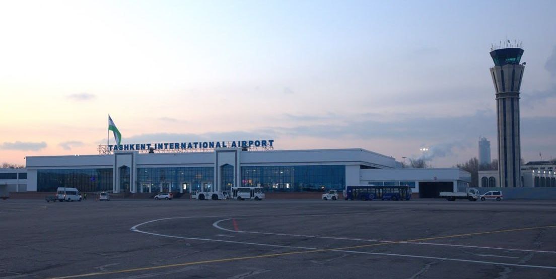 В 2026 году в Узбекистане планируют начать строить три аэропорта  На 2026 год запланирован старт проектов по строительству новых аэропортов в Ташкенте, Бухаре и Ургенче. Об этом говорится в фискальной стратегии Министерства экономики и финансов.  Также ведомство надеется увеличить объём внутренних авиаперевозок в полтора раза и привлечь в Узбекистан не менее шести иностранных авиакомпаний для создания конкурентной среды.  ℹ В мае 2024 года глава Минтранса Илхом Махкамов представил президенту Узбекистана проект аэропорта в Бухарском районе. На тот момент его оценили в $226 млн.  В апреле 2025 года аэропорт Ургенча передали в управление южнокорейской Incheon International Airport Corporation. Компания намерена вложить $223 млн в модернизацию воздушной гавани.  1 августа 2025 года президент Узбекистана принял решение о начале строительства нового аэропорта в Ташкенте. Его планируют построить в 17 километрах от действующей воздушной гавани.   Logistan.info   Логистика   Авиаперевозки
