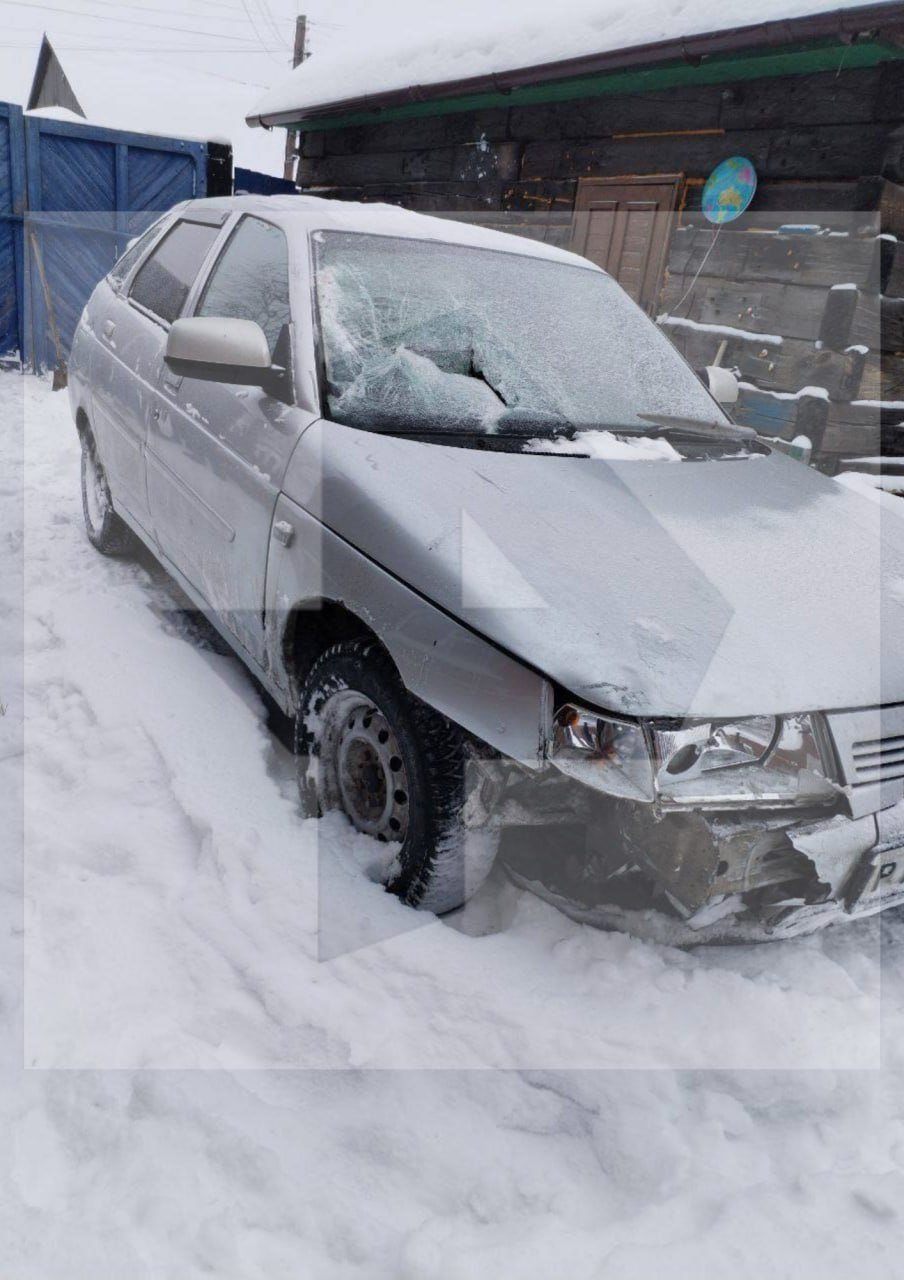 Пьяный мужчина сбил маму с ребёнком в Омской области — трехлетняя девочка погибла, женщина находится в тяжелом состоянии в больнице.  Установлено, что нетрезвый водитель Lada ВАЗ-2110 наехал на маму с ребенком, после чего скрылся с места происшествия, сообщили в региональном МВД.  По информации источника РЕН ТВ, на допросе злоумышленник заявил, что выпивает, поскольку разводится, а то, что он кого-то сбил, мужчина якобы не заметил.  Лихача задержали у него дома. Водитель передан следователю для проведения дальнейших процессуальных действий.       Отправить новость