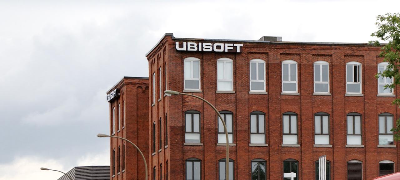 Бывших топ-менеджеров Ubisoft, которых сотрудники обвинили в домогательствах и издевательствах, приговорили к условным срокам  Экс-вице-президент по редакционной стратегии Томас Франсуа, который включал порнофильмы в опенспейсе, пытался поцеловать одну из сотрудниц и публично унижал своих подчиненных, получил три года условно и должен будет выплатить штраф в 30 тысяч евро.  Бывший главный креативный директор Ubisoft Серж Хаскоет, который задавал сотрудникам вопросы сексуального характера, а также издевался над их религией и расой, получил полтора года условно и штраф в 45 тысяч евро.   Геймдизайнеру Гийому Патрю, запугивавшему подчиненных и угрожавшему им насилием, назначили год условно и 10 тысяч евро штрафа