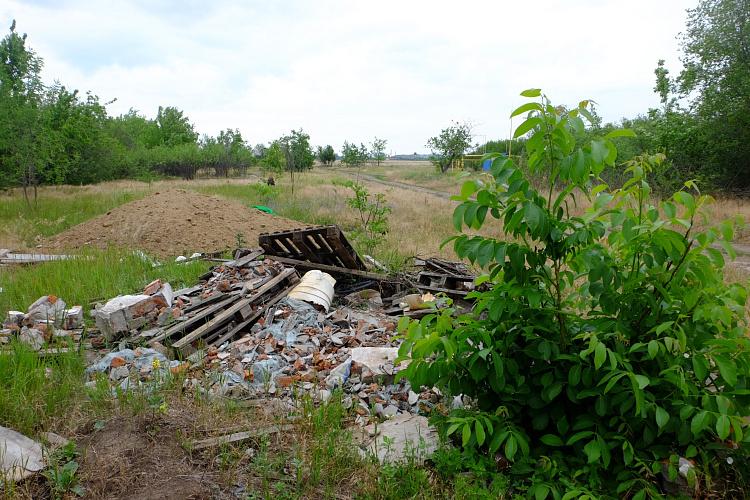 В Ростовской области нашли почти 300 кв.м. захламленных сельхозугодий  В ходе проверки земельного участка сельскохозяйственного назначения в Кагальницком районе специалисты Управления Россельхознадзора выявили нарушения земельного законодательства: на территории обнаружены свалки строительных и бытовых отходов, а также очаги их горения на площади 630 квадратных метров.  Уборка мусора на момент проверки не проводилась, при этом участок принадлежит юридическому лицу. В связи с этим собственнику выдано предписание об устранении нарушений и приведении земли в надлежащее состояние, соответствующее её назначению.