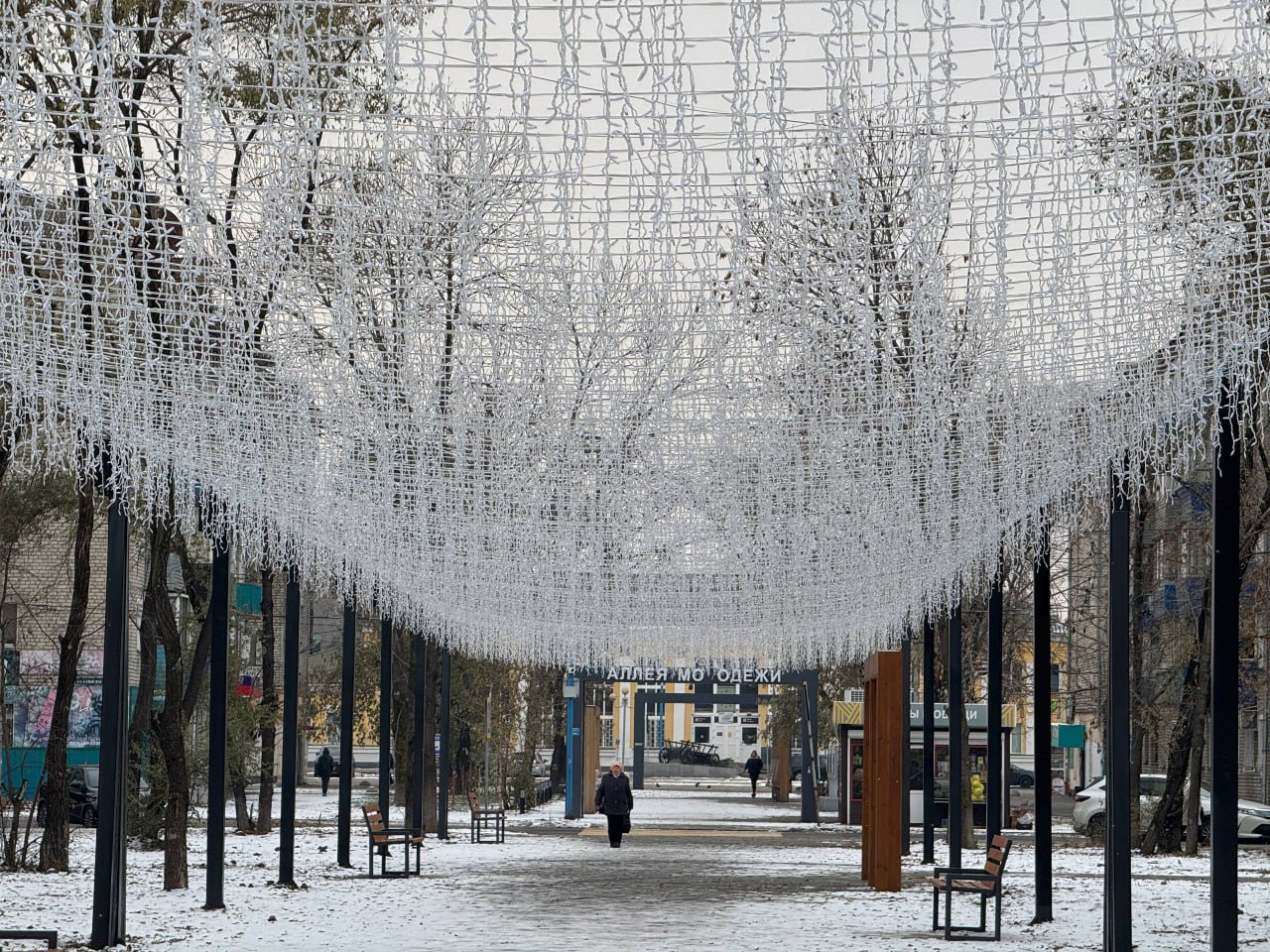 30 октября в Белогорске состоится открытие второй очереди Аллеи молодежи Она расположена на участке по ул Почтовая от ул Победы до ул Ленина Начало в 17 30 Открытие аллеи запланировано на вечернее время потому что с наступлением темноты она обретает своё неповторимое очарование поделилась замначальника Управления культуры и спорта Анастасия Михайлова Когда зажигается подсветка аллея напоминает звездное небо Мы постарались сделать церемонию открытия запоминающейся Учитывая что на улице уже холодно мероприятие продлится не более 40 минут Мы очень надеемся что белогорцы будут бережно относиться к этой красоте чтобы она еще долго радовала жителей и гостей города Ранее сообщалось вторая очередь Аллеи Молодежи продолжит стилистическую концепцию первой части благоустроенной в рамках программы Формирование комфортной городской среды в 2023 году Из федерального бюджета на эти работы было направлено 18 6 млн рублей Отличительной чертой второй части аллеи стала световое оформление которое включает более 42 тысяч светодиодов статичного свет бело желтого оттенка напоминающего звездное небо