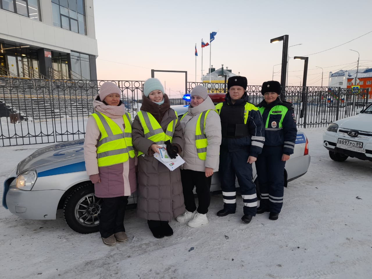 ‍ В Тазовском районе Госавтоинспекция и «Родительский патруль» напомнили о правилах дорожной безопасности.  Сотрудники Госавтоинспекции совместно с активистами «Родительского патруля» детского сада «Олененок» п. Тазовский рассказали тазовчанам о последствиях нарушений правил перевозки детей-пассажиров, о недопустимости использования гаджетов при управлении транспортным средством и о негативном воздействии на детей опасного поведения взрослых на дороге. Беседы сопровождались вручением агитационной литературы с тематикой дорожной безопасности, детям были вручены сумки для сменной обуви со световозвращающими элементами.     #мвдроссии #полиция #гибддянао #гибдд #янао #тазовскийрайон