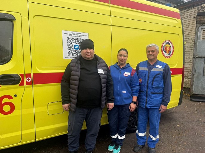 Между жизнью и смертью медики спасли жизнь жителю Узловского района Бригада областного Центра медицины катастроф экстренно выехала на вызов к мужчине который жаловался на сильную боль в груди На место прибыли врач анестезиолог реаниматолог Сергей Бородин фельдшер Анастасия Волхонская и водитель Нариман Хакимов У пациента диагностировали острый коронарный синдром Во время транспортировки его состояние резко ухудшилось сердце перестало биться Медики мгновенно провели реанимацию и с помощью дефибриллятора вернули мужчину к жизни Уже через две минуты сердце снова заработало Пациент доставлен в больницу где находится под наблюдением врачей Совершенствование экстренной медицинской помощи одна из целей нацпроекта Продолжительная и активная жизнь