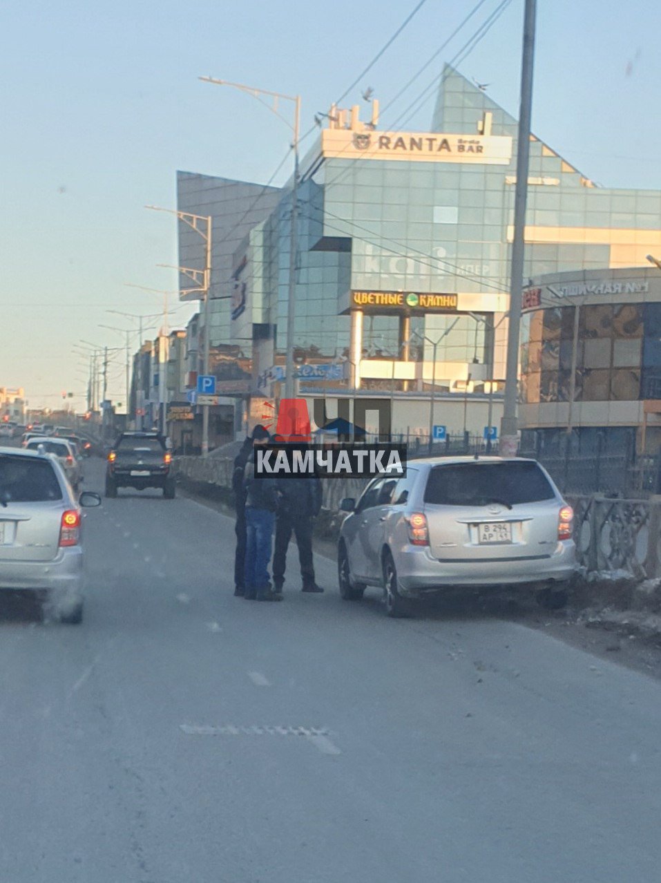 Утреннее ДТП в Петропавловске  Водители сообщают в «ЧП Камчатка» о небольшой аварии у фонтана. Занята правая полоса.  Пробки пока нет