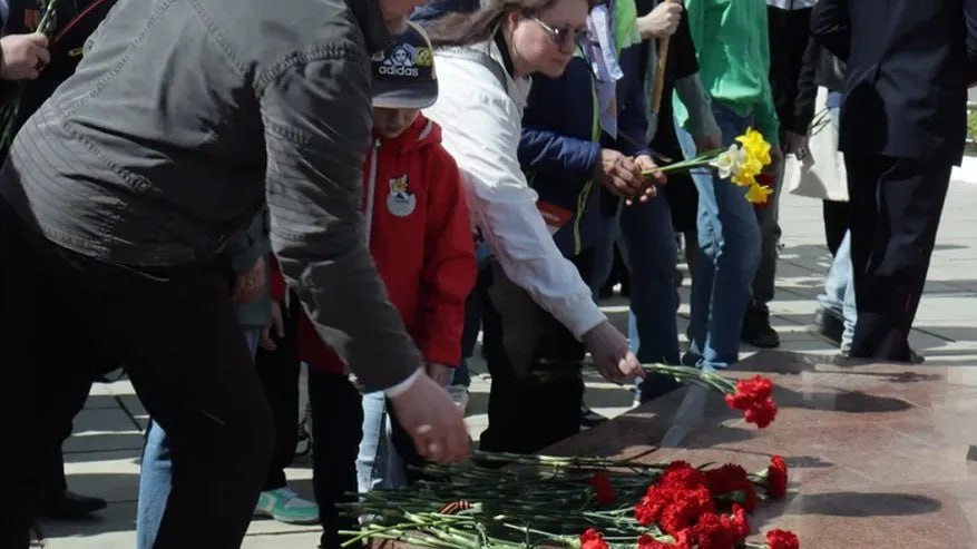 В Кирове наказали чиновника, который поручил убрать цветы от Вечного огня Глава администрации города Кирова Вячеслав Симаков разобрался в конфликте, возникшем из-за изъятия цветов у Вечного огня в Кирове на следующий день после Праздника Победы. Решение принял один из заместителей руководителя территориального управления по Первомайскому району. При этом он ни с кем не посоветовался. Как пояснил глава мэрии, его уже привлекли к дисциплинарной ответственности, а также лишат премии. Как вы думаете, это объективное наказание для должностного лица в данном случае? Город Киров Новости