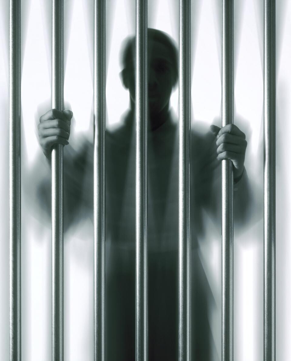 В Румынии заключенный хакер взломал тюремную систему и сократил сроки 15 осужденным Осужденный за кибермошенничество находившийся в исправительном учреждении Тыргу Жиу взломал тюремную информационную систему IMSweb и незаконно сократил сроки наказания 15 заключенным Хакер временно находился в тюремной больнице Деж где увидел логин и пароль сотрудника полиции с правами администратора Вернувшись в колонию он использовал эти данные для входа в терминалы тюремных киосков и получил полный доступ к системе управления данными заключенных В течение трех месяцев он и другие осужденные ежедневно вносили изменения в базу сокращали сроки заключения переводили деньги между счетами меняли условия содержания и оформляли несанкционированные интимные свидания The Moscow Post
