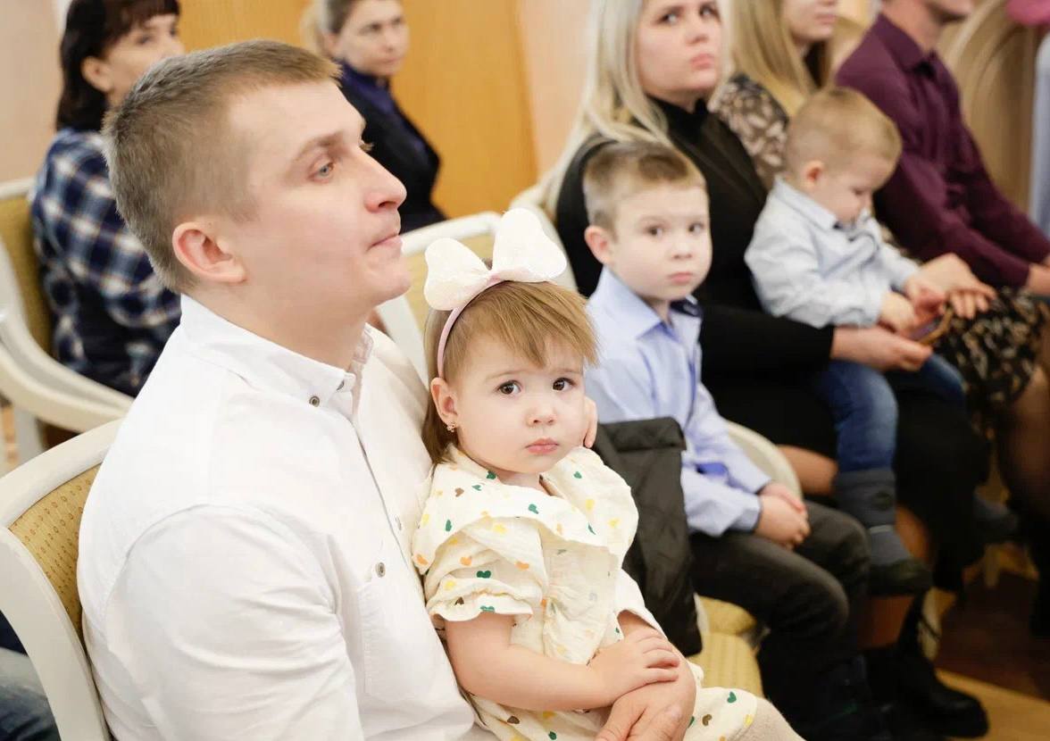 В Белгородской области появилась первая Миралика и новые Марьяны  В Белгородском ЗАГСе зарегистрировали первую в области девочку с именем Миралика, сообщила руководитель учреждения Татьяна Слюсаренко. Это звучное имя, предположительно означающее «мирная и светлая», стало приятным исключением в современной именной статистике.  Не менее интересна судьба имени Марьяна — только за май в регионе появилось 4 новорожденных с этим красивым старославянским именем. Две белгородские малышки получили одинаковое сочетание имени и отчества — Марьяна Романовна, ещё по одной девочке зарегистрировали в Старом Осколе и Яковлевском округе. Всего с начала года таких счастливых обладательниц красивого имени уже 11.  Среди других необычных женских имён, зарегистрированных в мае, выделяются Златослава и Злата, Оливия и Лилиана, Агата и Виталина.  Мальчиков в регионе чаще называют Демидами — только в мае появилось 4 малыша с этим именем  двое в Белгороде, по одному в Короче и Алексеевке , а с начала года их количество достигло 11. В тренде также старинные русские имена: Аким, Савелий, Арсений, Лаврентий и Ростислав.     Поддержать бустом
