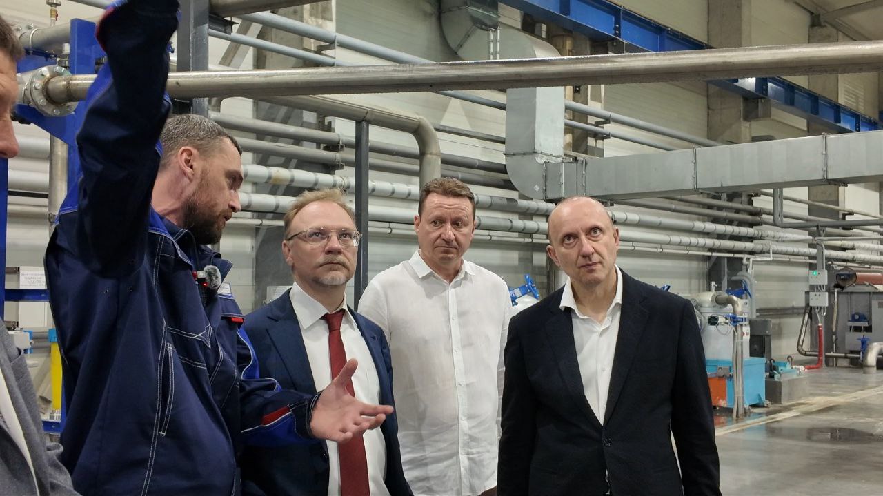 В ПОЭЗ «Ульяновск» начали работу два новых предприятия «УБК «Русская бумага»: Продукция: бумажные полотенца, туалетная бумага, салфетки. Инвестиции - более 1 млрд рублей. Производственная мощность - 6 900 тонн изделий в год. В планах - развитие производства, запуск профессиональных серий санитарно-гигиенической продукции, коробочного картона и крафт-бумаги. Рынок сбыта – Ульяновская область и соседние регионы ПФО. Активно ведется сотрудничество с местными поставщиками. «РусЭкоЛит»: Производство алюминиевых изделий для отечественного автопрома: КАМАЗ, ГАЗ и УАЗ, а также новых российских предприятий, создающихся на базе бывших заводов Volvo, Renault и др. Это возобновление инвестпроекта компании «Интернэшнл Алюминиум Кастинг Ульяновск», прерванного из-за отказа шведского собственника от дальнейшей его реализации. Размещаются в арендованном корпусе, на следующем этапе будут строить свое здание площадью 12 000 кв метров. Запуск этих предприятий – важный шаг в реализации стратегии импортозамещения производства компонентов для автомобильной отрасли и потребительских товаров первой необходимости. Оказываем всю необходимую помощь. В частности, при содействии регионального фонда проект комбината «Русская бумага» получил льготный займ в Федеральном фонде развития промышленности - 70 млн рублей. Это позволило своевременно приобрести производственное оборудование.