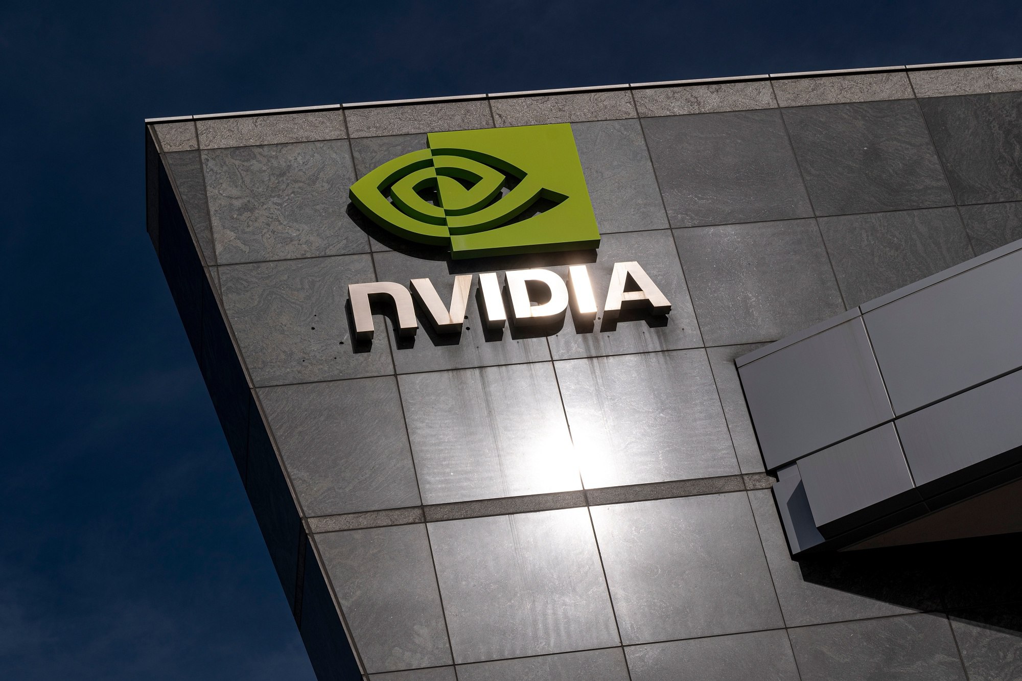 Nvidia делит дивиденды.    Nvidia объявила дивиденды в размере $0,01 на акцию, что принесет держателям акций прибыль в $7,000 с инвестицией в $1 миллион.     Выручка компании в 2024 году составила $60,9 миллиардов, увеличившись на 126%, при этом на дивиденды выделено $240 миллионов.