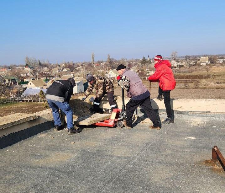 В Центральной районной больнице Каланчакского округа начался капитальный ремонт крыши  Капремонт крыши амбулаторно-поликлинического отделения Каланчакской ЦРБ вошёл в список основных задач Мордовии по восстановительным работам в подшефном округе на текущий год.   На этой неделе в Каланчак прибыли необходимые стройматериалы для начала ремонта, а также бригада рабочих, которые уже приступили к его выполнению.   Также Каланчакскую ЦРБ посетил замруководителя Администрации Главы и Правительства Мордовии Александр Сайгачёв. Он встретился с главврачом медучреждения Натальей Цой, чтобы обсудить предстоящие работы. Полностью завершить капремонт планируется этим летом.