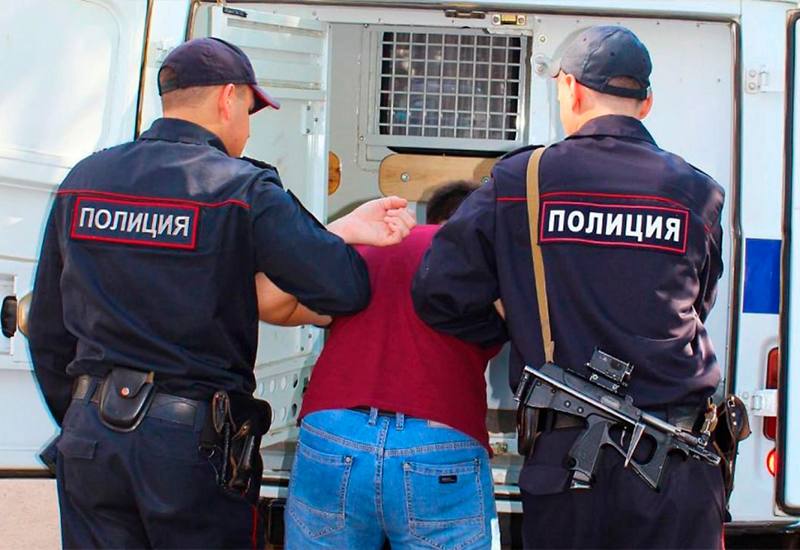 ‍  Преступник ответит за разбой и грабёж в Новороссийске  В Новороссийске местный житель, ранее неоднократно судимый, совершил вооружённое нападение на продавца магазина, а затем ограбил квартиру, похитив умные часы.    35-летний мужчина, находящийся под следствием, вошёл в круглосуточный магазин, вооружившись разбитой стеклянной бутылкой. Угрожая продавцу, он потребовал деньги из кассы. Позже той же ночью злоумышленник проник в квартиру через незапертый балкон и украл смарт-часы стоимостью 8 тысяч рублей.    Следственные органы Южного района УМВД по Новороссийску завершили расследование. Уголовное дело по статьям 162 ч. 2  разбой  и 161 ч. 2  грабёж  УК РФ передано в суд. Обвиняемому грозит до 12 лет лишения свободы. На данный момент он находится под стражей.    Подписаться Сводки KRD    Прислать новость