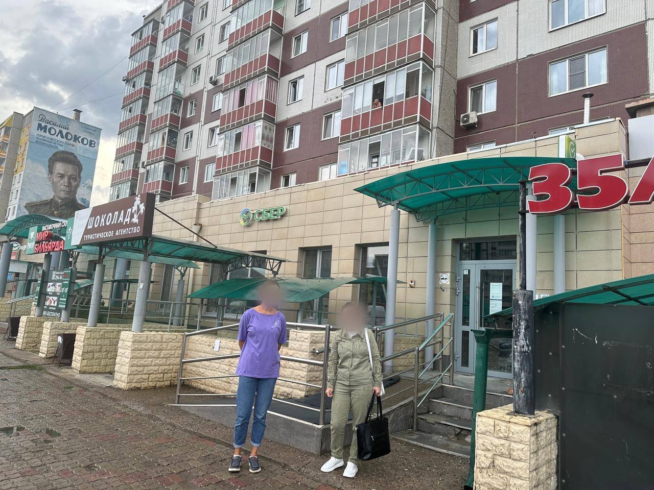 Преступный тандем на скамье подсудимых оказались два жителя Сочи и Красноярска за участие в кибермошеннической схеме Стремление к легким деньгам привело сочинца и красноярку к созданию преступного тандема В ноябре 2024 г 38 летний мужчина нашел в мессенджере Telegram вакансию на роль куратора Его обязанности звучали как описание офисной работы информировать коллег координировать их действия и давать инструкции Вот только коллегами были курьеры преступной группы а инструкции касались хищения и отмывания денег На роль курьера он пригласил ранее знакомую 38 летнюю жительницу Красноярска Женщина согласилась и дуэт начал свою недолгую карьеру под руководством телефонных мошенников На телефон 78 летней красноярской пенсионерке позвонили лжесотрудники правоохранительных органов Они разыграли целый спектакль сообщили что некто пытался снять все ее сбережения в банке но лже бдительные служащие чудом предотвратили хищение Чтобы деньги остались в безопасности женщине посоветовали немедленно перевести их на безопасный счет Пострадавшая последовала инструкциям и перевела злоумышленникам 4 1 млн руб Как только деньги поступили на подконтрольный счет в дело вступила курьер Получая указания от куратора из Сочи она проследовала в обменный пункт и конвертировала 2 млн руб в криптовалюту отправив их на указанный кошелек чтобы запутать следы и легализовать украденное Уже реальные правоохранители быстро вышли на след мошенников Сочинскому куратору была избрана мера пресечения заключение под стражу Его сообщница полностью признала свою вину а сам координатор лишь частично Причиненный пенсионерке ущерб возмещен в полном объеме Прокуратура утвердила сообщникам обвинение в мошенничестве ч 4 ст 159 УК РФ и отмывании денег добытых преступным путем п а ч 4 ст 174 1 УК РФ Уголовное дело рассмотрит Советский районный суд Сайт Тelegram ВК