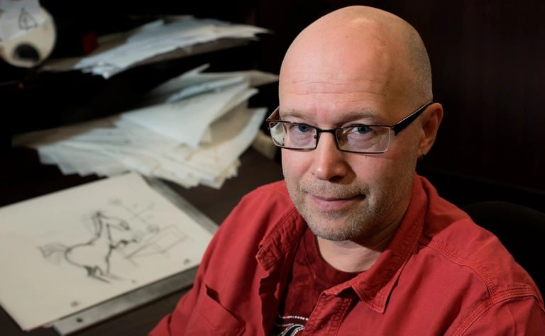 Режиссер Константин Бронзит чей короткометражный фильм Три сестры попал в шорт лист Оскара решил указать в титрах псевдоним в качестве социального эксперимента он хотел проверить сможет ли картина добиться успеха без поддержки известного имени Об этом Бронзит рассказал в эфире Радио РБК Имени Бронзита в титрах нет автором картины указан Тимур Когнов Режиссер объяснил что для него такое решение стало профессиональным челленджем он захотел обнулиться Я прекрасно понимал что имя толкает фильм И вот я попробовал а получится ли у меня стать снова Константином Бронзитом обнулившись не будучи Константином Бронзитом Вылезти только за счет качеств фильма Это был страшный риск рассказал он При этом как отметил сам режиссер на Оскар фильм подан уже под настоящим именем Свои шансы войти в номинацию Бронзит оценивает 1 к 6 Своими главными конкурентами в шорт листе он назвал фильмы The Night Boots Ночные сапоги Butterfly Бабочка и Snow Bear Снежный медведь По мнению Бронзита эти картины точно войдут в окончательную номинацию Фото Global Look Press РБК в Telegram и MAX