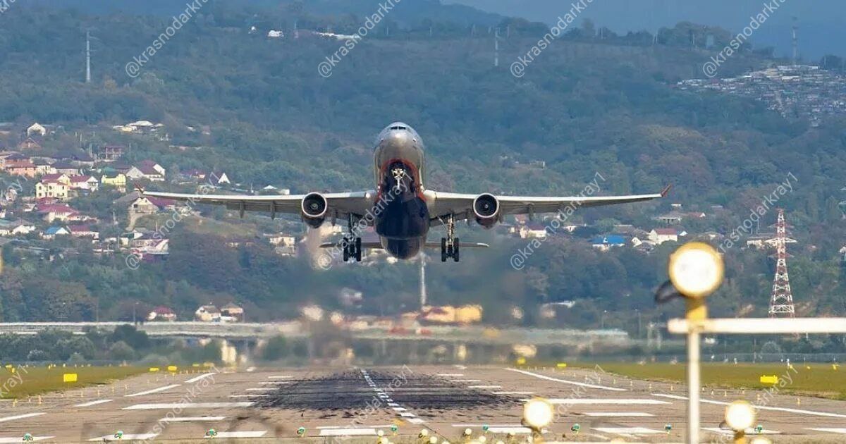 Самолёт Стамбул Казань совершил экстренную посадку в Сочи из за дебошира иностранца Во время авиарейса Стамбул Казань один из пассажиров начал вести себя агрессивно после чего лайнер вынужденно приземлился в Сочи Об этом сообщила представитель МВД России Ирина Волк в своих соцсетях По её словам в отдел полиции обратились с сообщением о грубом нарушении общественного порядка в самолете на высоте Пилот в полете принял решение о посадке в Сочи а уже там стражи порядка сняли с рейса и доставили в отдел 60 летнего иностранца Согласно пояснениям членов экипажа после взлёта мужчина начал демонстрировать резко агрессивное поведение громко кричал намеренно провоцировал конфликты с другими пассажирами и игнорировал попытки успокоить его а подобные действия создали прямую угрозу безопасности полёта на большой высоте После посадки его привлекли к административной ответственности по статье о мелком хулиганстве Ваши видео высылайте нам в бот krasnodarkray bot Перейти в наш канал МАХ Подпишись поделись krasnodarkray1 Прислать видео новость