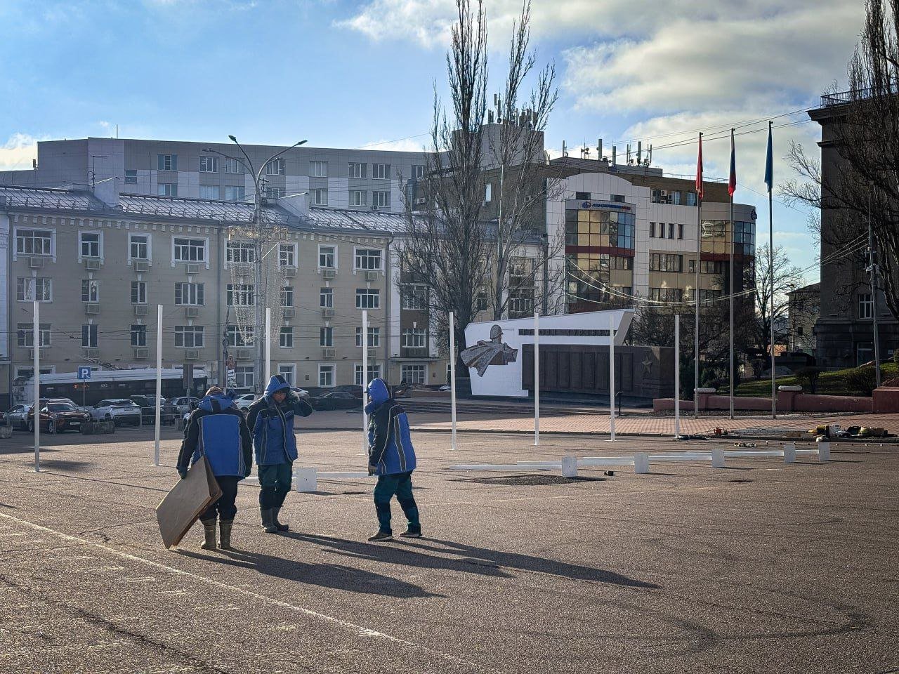 На Красной площади Курска готовят локацию «Красный лес»  В комитете городского хозяйства рассказали, что на выходных перекрыли движение транспорта на участке Красной площади.   На традиционной новогодней локации появятся светодиодные конструкции в виде ёлочного шара и подарка, а также гирлянды белт-лайт.  Работы уже начались.