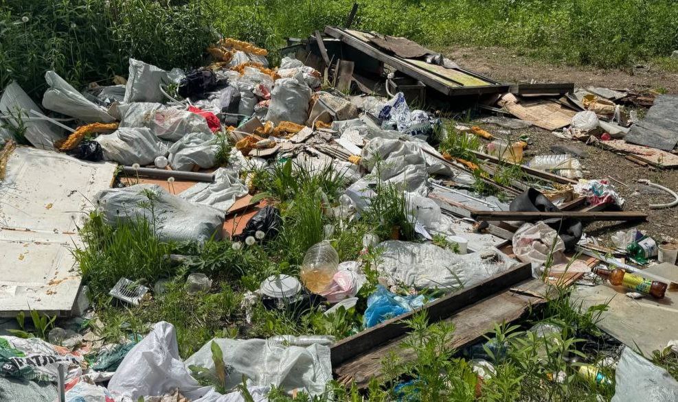 В Забайкальском крае по требованию природоохранного прокурора ликвидирована несанкционированная свалка   Читинской межрайонной природоохранной прокуратурой по обращению гражданина проведена проверка исполнения администрацией территории городского округа «Город Чита» законодательства об отходах производства и потребления.   Установлено, что на территории городского округа «Город Чита» вблизи, детского сада № 3, по адресу: ул. 2-я Московская, д.17 расположены несанкционированные свалки отходов. В составе отходов мебель, вышедшая из употребления, пластиковые и стеклянные бутылки, картонные коробки, полипропиленовые мешки, растительные отходы.   ‍ По исковому заявлению природоохранного прокурора Железнодорожным районным судом г.Читы на администрацию городского округа возложена обязанность ликвидировать несанкционированную свалку отходов.   Решение суда исполнено, несанкционированные свалки отходов объемом около 800м3 ликвидированы.