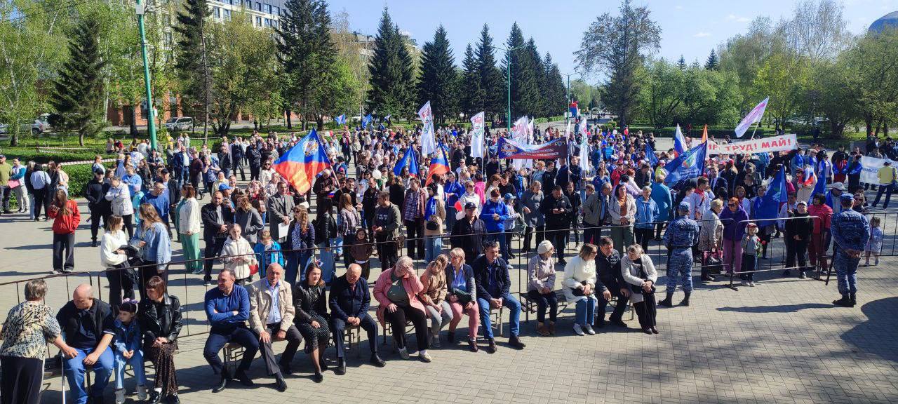 В Бийске состоялся Первомайский митинг  На бульваре Петра I сегодня собрались представители разных профсоюзов.  Мероприятие состояло из двух частей: праздничного концерта и торжественного награждения представителей трудовых династий.  С приветственным словом к участникам мероприятия обратились Глава Бийска Виктор Щигрев и Председатель думы города Сергей Ларейкин.  Также бийчан приехал поздравить с праздником Алексей Жуков,  заместитель председателя Российского профсоюза работников промышленности, город Москва. Ранее он проживал в городе Бийске и трудился на Бийском олеумном заводе, был депутатом городской думы.  Солнце, хорошее настроение, флаги и шары – все в лучших традициях.