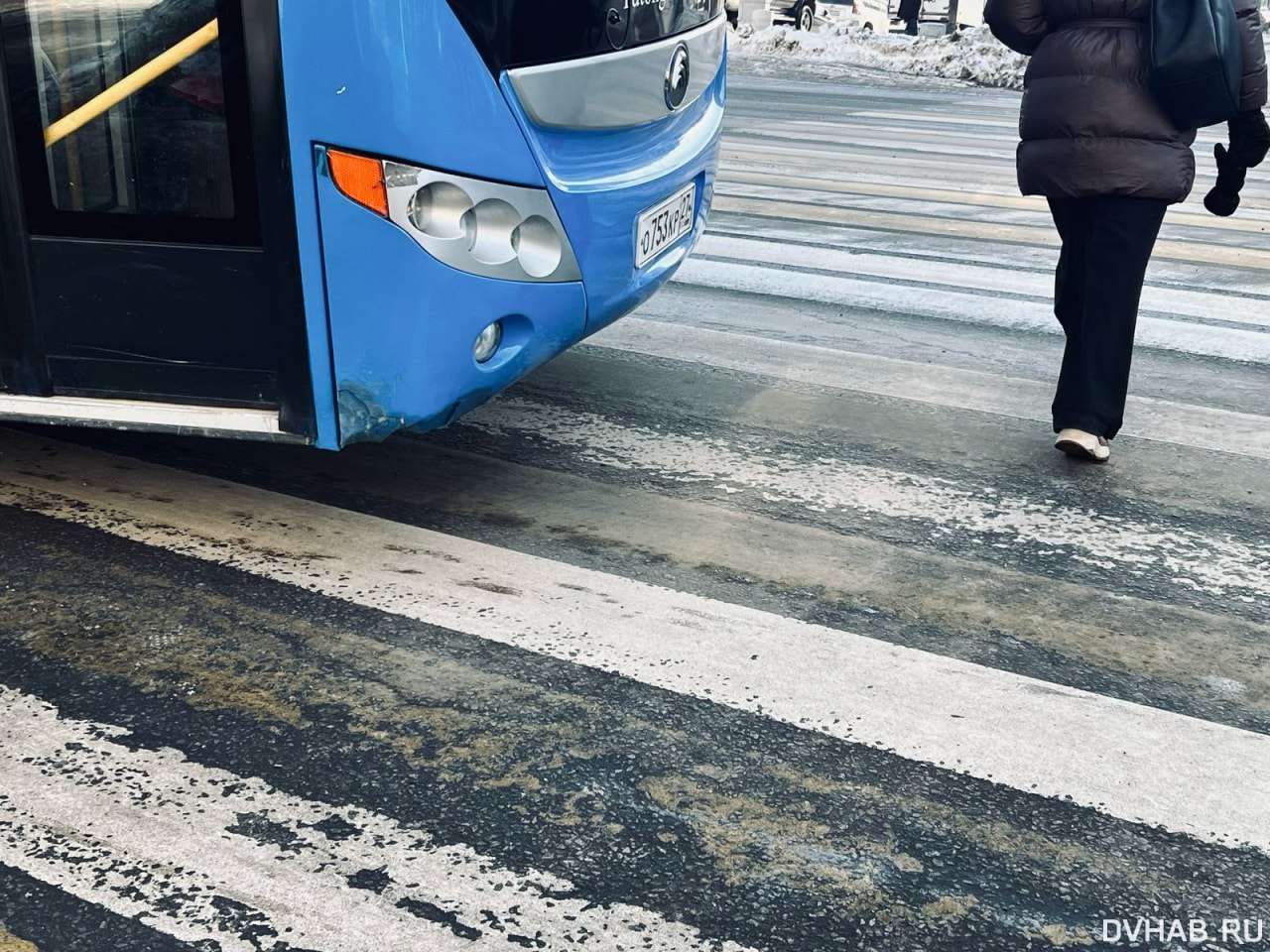 ДТП   АВТОБУС СБИЛ БЕРЕМЕННУЮ В ЦЕНТРЕ ХАБАРОВСКА  ДТП произошло в Хабаровске на пересечении улиц Калинина и Муравьёва-Амурского приблизительно в 9:20. Автобус № 29п сбил женщину, которая находится на пятом месяце беременности.  Водитель общественного транспорта, уроженец Таджикистана 1996 года рождения со стажем с 2020 года, двигался по Калинина со стороны Амурского бульвара и начал поворачивать на перекрестке направо на Муравьёва-Амурского. Ему в это время горел зеленый сигнал светофора. В салоне в этот момент находилось около 7 человек.  Хабаровчанке, ее точный возраст неизвестен, но на вид около 40, в этот момент переходила Муравьёва-Амурского. Ей также горел зеленый. Автобус толкнул ее.   Женщина ударилась головой, а также жаловалась на боль в руке. Сперва она отправилась в больницу, чтобы ее осмотрели на предмет травм, а потом собиралась в перинатальный центр, чтобы удостовериться, что с ребенком все в порядке.  Водитель сказал, что женщину не заметил.   Фото: DVHAB.ru  #аврорамедиа_хабаровскийкрай     Telegram-экосистема АВРОРА МЕДИА МЕДИА   НОВОСТИ   РЕГИОН   ЛАЙФ   СПОРТ   ГЕРЛЗ   ХАЙТЕК   ПЕРСОНЫ   ИНСАЙД   КРИМИНАЛ   МОЛОДОСТЬ   LIVE   АВРОРА МЕДИА YOUTUBE   RUTUBE