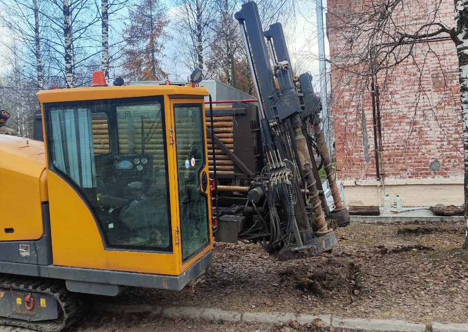 В Мирном капитально ремонтируют участки сетей водоотведения   Работы выполняются подрядной организацией по федеральному проекту Модернизация коммунальной инфраструктуры входящему в новый нацпроект Инфраструктура для жизни В целом капремонт организован на четырех участках канализационных сетей города При этом на двух объектах в настоящее время высокая степень готовности Министр ТЭК и ЖКХ Архангельской области Дмитрий Поташев На участке от дома 7 до дома 9 по Молодежному переулку полностью проложили запланированные 170 метров нового трубопровода Аналогичная замена 210 метров изношенных труб на пластмассовые в полном объеме выполнена и возле здания 10 по улице Дзержинского Еще на двух участках расположенных от д 5 по ул Ленина до д 6 по ул Советской и возле здания 30 по ул Неделина работы продолжаются Там трубопроводы общей протяженностью в 270 метров сварены в плети специалисты приступают к подготовке к бурению Планируется что прокладку выполнят бестраншейным способом Закрыть все контракты по этим объектам подрядной организации предстоит до середины декабря  Напомним что федеральный проект Модернизация коммунальной инфраструктуры объединяет в себе все действующие механизмы обновления ЖКХ Он позволяет субъектам страны строить реконструировать и модернизировать объекты питьевого водоснабжения теплоснабжения и водоотведения При этом приоритетной задачей станет замена коммунальных сетей с наибольшим процентом износа нацпроекты Дмитрий Поташев