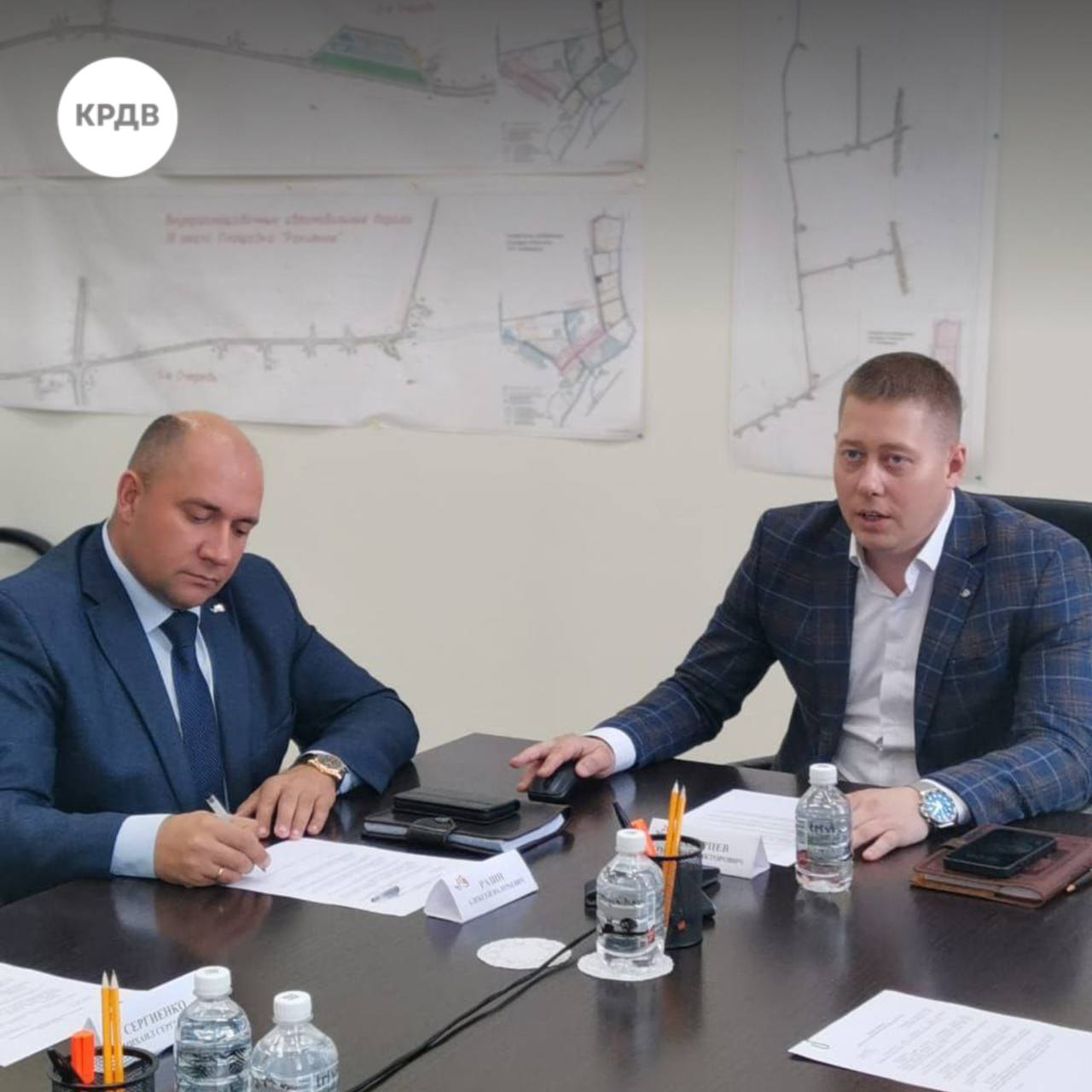 КРДВ Хабаровск совместно с резидентами ТОР и СПВ обсудила развитие транспорта и логистики   КРДВ Хабаровск и Союз резидентов преференциальных режимов провели заседание круглого стола с резидентами ТОР и СПВ по вопросам транспорта и логистики. Рассмотрены вопросы повышения эффективности трансграничных и крупногабаритных перевозок на Дальнем Востоке.    Алексей Разин, директор КРДВ Хабаровск:  Инвестиционные проекты в логистической и транспортной отраслях играют важную роль в развитии Дальнего Востока. Однако их реализация требует больших капитальных вложений и поддержки со стороны государства. КРДВ обеспечивает комплексную поддержку проектов на каждом из этапов их реализации: от обращения потенциального инвестора до операционной деятельности.    Подробнее читайте на сайте КРДВ.    #поддержкабизнеса #тор #спв