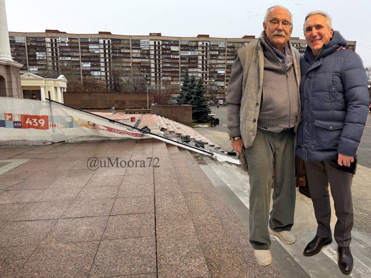 нампишут про бесогон тюменских чиновников На протяжении почти двух лет вход в Тюменский драматический театр встречал горожан не торжественной архитектурой а строительным забором который стойко держался дольше некоторых театральных премьер При том что на ремонт входной группы уже потрачено более 100 млн руб однако прокуратура нарушений в дорогостоящем и затянувшемся процессе не усматривает Но стоило только появиться информации о предстоящем визите в Тюмень Никиты Михалкова как непреодолимые трудности внезапно перестали быть таковыми Забор который почти два года был неприкосновенным был демонтирован в рекордные сроки всего за один день Складывается впечатление что оперативность тюменских чиновников напрямую зависит не от необходимости обеспечить комфорт горожан а от уровня значимости приезжающих персон