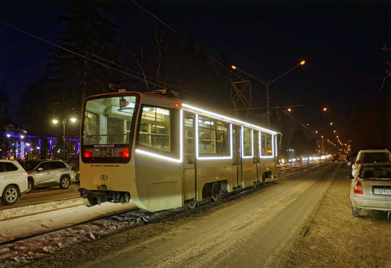 Новогодний электротранспорт будет курсировать по Томску с середины декабря.   По данным мэрии, на линию выйдут 8 троллейбусов и 8 трамваев, украшенных светодиодной лентой. В этом году количество праздничного транспорта увеличилось на 6 единиц.   Включить новогоднюю подсветку планируют в день зажжения ёлки на Новособорной площади — 14 декабря.   фото: администрация города