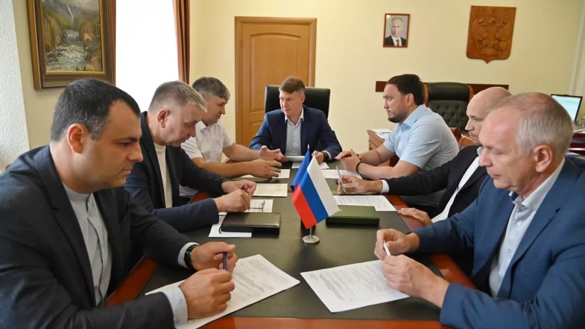 В АКЗС выступили за повышение зарплат глав и работников сельсоветов  Вопрос уровня зарплат глав и работников сельсоветов остается одним из наболевших, и является одной из причин кадрового голода на этом уровне власти. Депутатам краевого парламента неоднократно поступали обращения с просьбой обратить внимания на эту категорию муниципальных служащих.  В ходе совещания было принято решение проработать внесение изменений в постановление правительства края о предельных размерах денежного вознаграждения. В случае их поддержки губернатором, органы местного самоуправления смогут проиндексировать зарплаты работникам. Конкретный размер и сроки органы МСУ, как пояснил вице-спикер АКЗС Денис Голобородько, будут определять самостоятельно.    ТОЛК