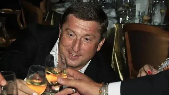 Суд подтвердил изъятие у бывшего теневого хозяина Сочи Рубена Татулян 130 объектов недвижимости в Адлере Напомним Адлерский районный суд Сочи 1 апреля 2025 года удовлетворил иск Генпрокуратуры РФ по обращению в доход государства имущества сочинского бизнесмена Рубена Татуляна в криминальных кругах известен как Робсон и его семьи Это торговые и офисные центры Плаза в центре Адлера Недвижимость оценили в 3 8 миллиарда рублей Объекты находятся на улицах Демократической Старонасыпной и Кирова Сегодня судебная коллегия по гражданским делам Краснодарского краевого суда рассмотрела материалы гражданского дела по апелляционной жалобе на решение Адлерского районного суда Оспариваемым решением суд удовлетворил иск заместителя Генпрокуратуры РФ предъявленный к ООО Новый век ООО Эр Севен Груп Георгию Татуляну Карине Татулян и Анне Тарасовой говорится в сообщении объединенной пресс службы судов Краснодарского края В доход государства обращено 130 объектов недвижимости общей площадью 47 тысяч квадратных метров стоимостью более 3 9 миллиарда рублей Решение Адлерского районного суда Сочи оставлено без изменений оно вступило в законную силу Поводом для судебного разбирательства стало неисполнение Рубеном Татуляном судебного решения 28 декабря 2023 года Адлерский районный суд в полном объеме удовлетворил иск Генпрокуратуры РФ об изъятии в пользу государства гостиниц в Курортном Городке Сочи В ответчиках значились 30 физических и юридических лиц еще 17 выступали в качестве третьих лиц Среди них известный предприниматель Рубен Татулян который находится в федеральном розыске сестра Робсона бывший депутат городского собрания Сочи Анжела Селюкова и другие предприниматели а также администрация Сочи компании Бриз Лэндлорд Московский пляж Рестинвест Специализированный застройщик Файв Старс Фаэтон Сочи Волна Резорт энд СПА Банк ВТБ Абсолют Банк Совкомбанк Сбербанк и другие Вышестоящие суды оставили это решение без изменения По данным Генпрокуратуры за восемь месяцев с момента вступления решения в силу Рубен Татулян долг не погасил его представители в суде заявили об отсутствии денежных средств на счетах В качестве подтверждения своей неплатежеспособности Татулян подал в Адлерский районный суд Сочи заявление об отсрочке исполнения судебного решения приложены выписки из банков которые указывают на отсутствие средств на счетах По информации прокуратуры для защиты активов от взыскания Рубен Татулян создал группу подконтрольных юридических лиц на которые оформил принадлежащую ему недвижимость Как отмечено в исковом заявлении в качестве номинальных владельцев и руководителей этих организаций фигурируют доверенные лица в числе которых близкие родственники включая сестру Анжелу Селюкову Надзорный орган считает что часть коммерческой недвижимости Рубен Татулян переоформил на сына через договор дарения Второй должник по делу и номинальный владелец имущества Рубена Татуляна Андроник Мумджян переоформил торговые объекты на своего работника В ноябре 2024 года стало известно что на Татуляна возбудили дело за организацию преступного сообщества Утверждается что в 1998 году Рубен Татулян создал свою криминальную империю набирал бойцов вооружал и руководил ими За несколько лет он создал многоступенчатую группировку которая занималась убийствами рэкетом рейдерскими захватами и грабежом Бизнесмена Рубена Татуляна известного также под кличкой Робсон объявили в розыск по уголовной статье в ноябре 2023 года Сообщалось что разыскиваемый может использовать полученный в 2020 году в Абхазии дипломатический паспорт Следствие полагает что в 1998 году Робсон создавал свою криминальную империю набирал бойцов вооружал и руководил ими За несколько лет он создал многоступенчатую группировку которая занималась убийствами рэкетом рейдерскими захватами и грабежом пишет 93 ру Татулян владел пансионатом в Адлере несколькими крупными торгово развлекательными центрами Фото РИА Подписаться на новости ЮГ 24 ЮГ 24 в MAX