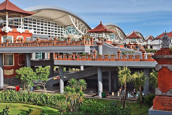 Посольство РФ в Индонезии поддержит открытие новых авиамаршрутов Российское посольство окажет необходимое содействие в решении авиаперевозчиков увеличить число рейсов и открыть новые маршруты в Индонезию заявил посол РФ в республике Сергей Толченов Об этом сообщает ТАСС Он напомнил что полеты были возобновлены в 2024 году и на данный момент их осуществляет только российский авиаперевозчик Аэрофлот три раза в неделю Что касается увеличения числа рейсов и расширения их географии то конечно выступаю за это но решение будет зависеть от российских авиаперевозчиков Мы немножко может быть с завистью смотрим на Таиланд куда летают российские авиаперевозчики из разных регионов России Сюда пока захотел летать только Аэрофлот указал Толченов Если кто то еще будет готов к таким маршрутам то мы имею в виду посольство будем готовы оказать необходимое содействие aviaru net n289188