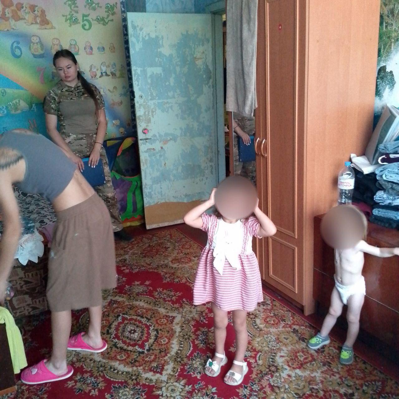 Безопасное детство: продолжается работа с семьями в Геническом муниципальном округе  В Геническом муниципальном округе продолжается работа комиссии по делам несовершеннолетних, направленная на профилактику правонарушений среди детей и подростков, а также на поддержку семей, находящихся в социально опасном положении.  Представители администрации Генического МО, сотрудники подразделения по делам несовершеннолетних ОМВД России "Генический" и специалисты Генического комплексного центра социального обслуживания населения  КЦСОН  осуществили восемь выездов в семьи, проживающие в Геническе и селе Алексеевка.  Они обследовали жилищно-бытовые условия, оценили обеспеченность детей необходимыми ресурсами, такими как продукты питания, одежда по сезону, места для учебы и отдыха. Одной семье, воспитывающей ребенка с инвалидностью, оказали адресную гуманитарную помощь в виде продуктов и одежды.  В ходе рейдов с родителями провели профилактические беседы о недопустимости злоупотребления алкоголем, насилия над детьми, профилактике травматизма и несчастных случаев, а также о необходимости обеспечения безопасного поведения детей во время каникул. Родителям разъяснили основы уголовной и административной ответственности за неисполнение родительских обязанностей.  В ходе проверок нарушений, представляющих угрозу жизни или здоровью детей, выявлено не было.  Также 28 июля специалисты отделения психолого-педагогической помощи семье и детям Генического КЦСОН организовали мастер-класс "Каникулы без правонарушений" для несовершеннолетних из семей, находящихся в социально опасном положении. Мероприятие направлено на организацию досуга подростков в во время каникул и повышение их правовой грамотности.        #Администрация_Генический_МО