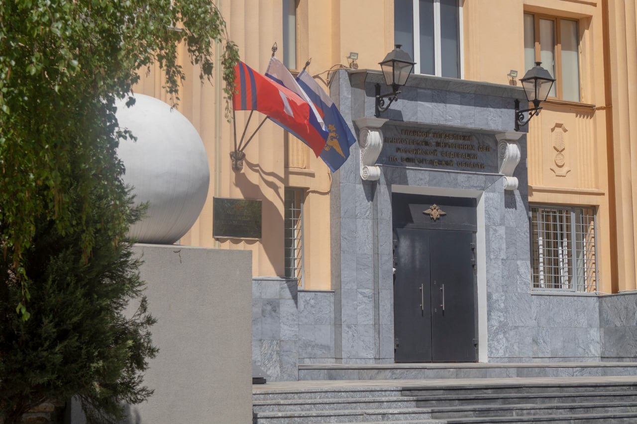В Главном Управлении состоялся личный прием граждан 30 июля 2025 года начальник ГУ МВД России по Волгоградской области генерал-майор полиции Дмитрий Свинов провел прием граждан. Жители областного центра обратились на прием к родителю ведомства по вопросам, входящим в компетенцию органов внутренних дел. Обращения будут рассмотрены в установленном порядке. Руководителям подразделений Главка, присутствующим на приеме, генерал-майором полиции Дмитрием Свиновым даны соответствующие поручения. Все обратившиеся получат ответы в установленные законом сроки.