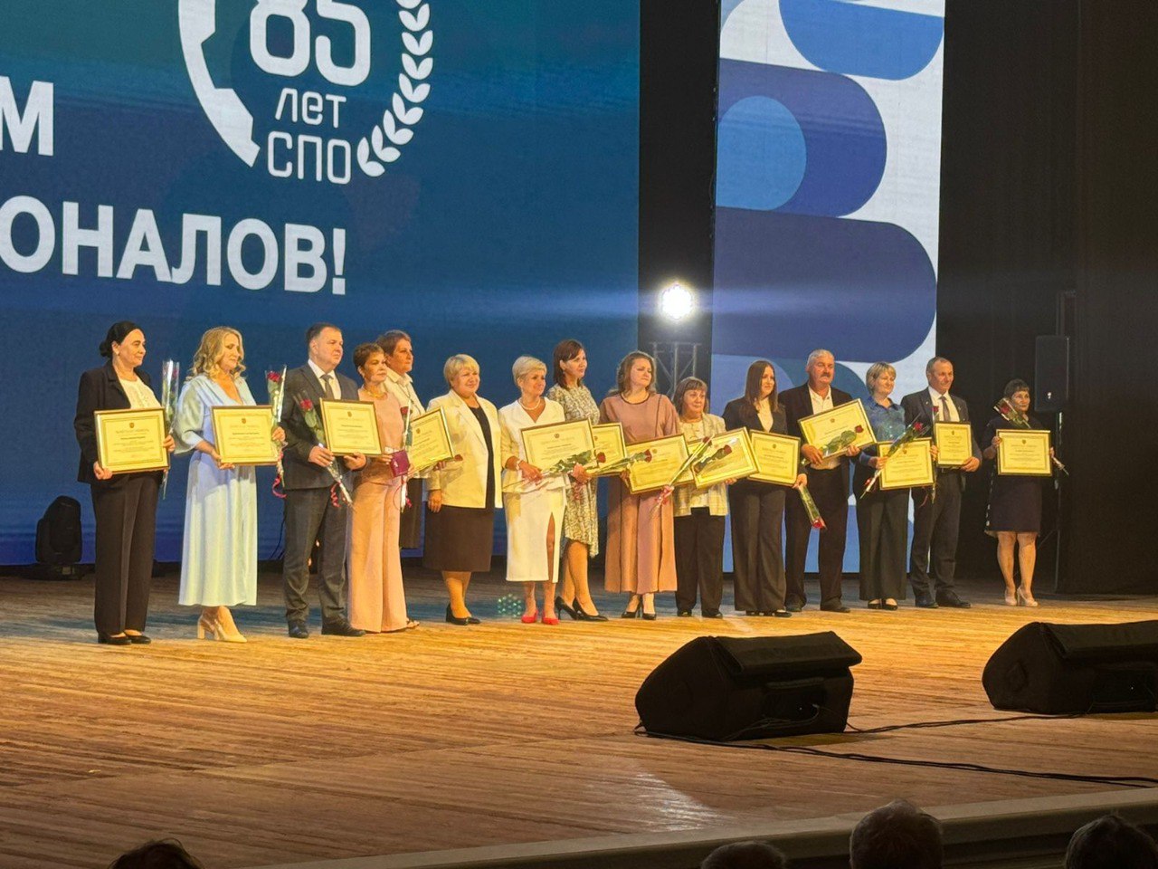 85 лет системе среднего профессионального образования сегодня в Волгоградской области чествовали лучших педагогов и мастеров производственного обучения ветеранов труда а также представителей предприятий работодателей В мероприятии приняла участие заместитель губернатора Лариса Савина 80 ти представителям сферы вручены заслуженные награды почетные грамоты губернатора Волгоградской области Министерства просвещения Российской Федерации комитета образования и науки Волгоградской области