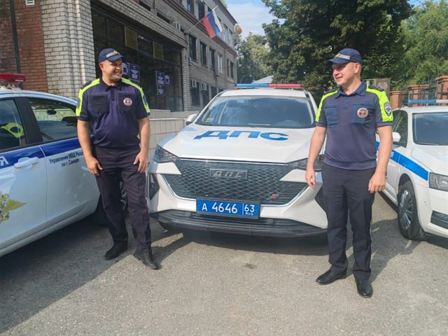 В Самарской области сотрудники дорожно-патрульной службы оказали своевременную помощь местному жителю, нуждавшемуся в срочной медицинской помощи. Письмо со словами благодарности полицейским поступило через сервис приема обращений на официальный сайт ГУ МВД России по Самарской области. В конце июня текущего года в Красноглинском районе, на посту ДПС возле поселка Мехзавод в ночное время к сотрудникам полиции Алексею Боброву и Алексею Шишкину обратилась встревоженная женщина – водитель одного из автомобилей. Она сообщила, что её супругу стало плохо: мужчина жаловался на сильные боли в области сердца и терял сознание. Понимая серьезность ситуации и осознавая, что быстро добраться до больницы она не сможет, женщина обратилась за помощью к полицейским. Офицеры незамедлительно отреагировали на просьбу о помощи: сообщили о произошедшем в дежурную часть, аккуратно переместили пассажира в патрульный автомобиль, включили спецсигналы и, соблюдая все меры предосторожности, оперативно доставили мужчину в ближайшую больницу. После того как врачи подтвердили, что жизни мужчины ничего не угрожает и помощь полицейских больше не требуется, сотрудники Госавтоинспекции вернулись к исполнению своих служебных обязанностей. Супруга спасенного мужчины выразила искреннюю благодарность сотрудникам полиции: «Фактически только благодаря помощи госавтоинспекторов мой муж остался жив. Спасибо большое за отзывчивость!» #МВДРоссии #СпасибоПолицейский #Самара #Госавтоинспекция