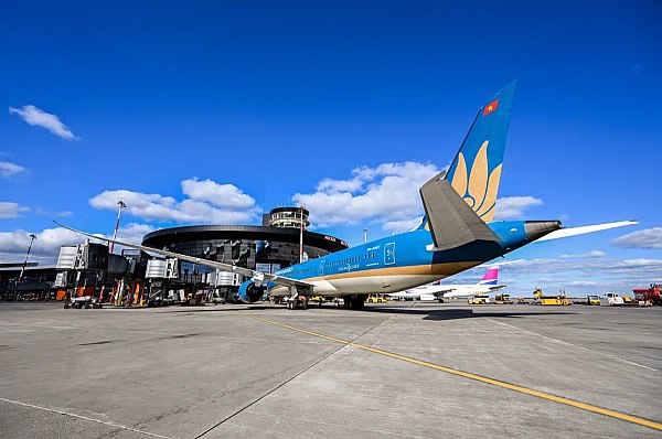 Личные данные клиентов Vietnam Airlines попали в открытый доступ Личные данные клиентов вьетнамского национального авиаперевозчика Vietnam Airlines попали в открытый доступ из за инцидента в сфере безопасности у одной из партнерских онлайн платформ Об этом сообщает ТАСС со ссылкой на данные авиакомпании По данным Vietnam Airlines речь идет о такой личной информации клиентов как полные имена адреса электронной почты и номера телефонов Произошедшее связано с клиентским онлайн сервисом управляемым глобальной технологической корпорацией Вьетнамская авиакомпания является одним из многих бизнесов пользующихся услугами этой пострадавшей структуры aviaru net n288735