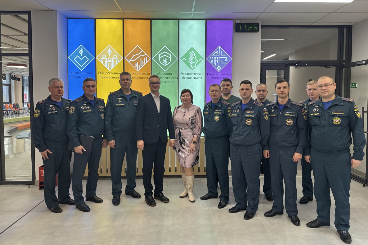 Делегация института посетила школу 300 Перспектива Сегодня представители Уральского института ГПС МЧС России посетили ресурсный центр имени Б Ф Мокроусова на базе школы 300 Перспектива Для сотрудников вуза была проведена обзорная экскурсия где они познакомились с учебно материальной базой и современным техническим оснащением центра В ходе встречи обсудили перспективы дальнейшего сотрудничества профориентационную работу с молодежью и использование центра в качестве площадки для дополнительного профессионального образования Визит стал важным шагом в развитии взаимодействия между образовательными организациями и укреплении профессиональных связей