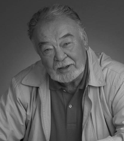 Ушёл из жизни легендарный актёр и режиссёр Асанали Ашимов Он скончался на 89 м году причина смерти пока не озвучена Асанали Ашимов родился 8 мая 1937 года в Жамбылской области Дебютировал ещё студентом в фильме Ботагоз 1958 Главную известность ему принес фильм Шакена Айманова Конец атамана который в 1972 году посмотрели около 30 миллионов зрителей Среди других значимых картин Транссибирский экспресс Маньчжурский вариант Кыз Жибек За карьеру актёр снялся более чем в 30 фильмах и сыграл около 50 ролей на сцене Казахского драматического театра имени Ауэзова где работал с 1963 года как актёр и режиссёр В 1961 1963 годах Ашимов работал на киностудии Казахфильм За заслуги в театральном и киноискусстве он получил звания Народного артиста СССР лауреата Государственной премии СССР и Героя Труда Казахстана 2017 Асанали Ашимов навсегда останется легендой казахстанского кино и театра t me orda kz