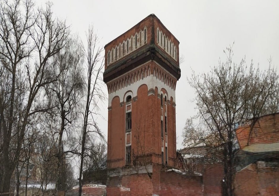 Главным управлением культурного наследия Московской области было проведено выездное обследование объекта культурного наследия регионального значения – «Мастерская с водонапорной башней, 1896 г.», расположенного по адресу: Московская область, городской округ Орехово-Зуево, город Орехово-Зуево, улица Бугрова, дом 1.  Было установлено, что в нарушение требований закона собственником не выполнены в установленный срок работы по сохранению объекта.   Главное управление обратилось в Арбитражный суд Московской области с иском о понуждении собственника объекта провести  работы по его сохранению .   В октябре 2024 года решением суда исковые требования Главного управления удовлетворены. Решение суда вступило в законную силу.  #надзор_ОКН    Мособлнаследие в Телеграм   Мособлнаследие в ВК