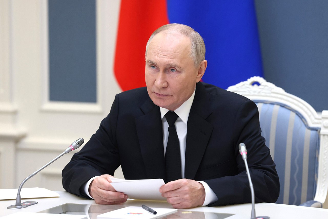 Владимир Путин назвал победой возвращение паралимпийцам из России гимна и флага В поздравлении Паралимпийскому комитету России с 30 летием глава государства отметил что это важное достижение стало возможным благодаря настойчивой работе организации Путин подчеркнул что ПКР выполняет социально значимую миссию приобщая людей с ограниченными возможностями здоровья к спорту и помогая им раскрывать таланты Он также отметил выдающиеся успехи российских спортсменов на чемпионатах мира Европы и Паралимпийских играх Фото пресс служба Администрации президента РФ federalpress   Мы в MAX