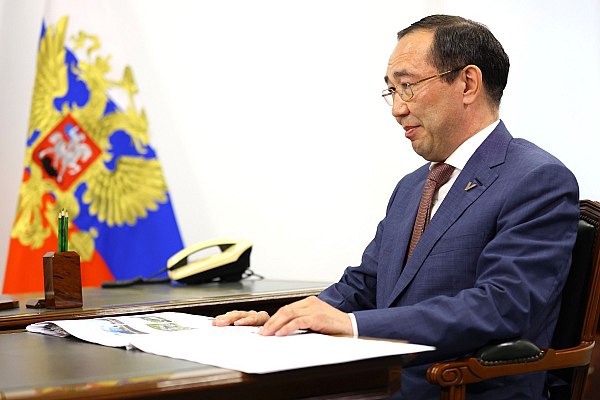 Глава Якутии Айсен Николаев поставил задачи по развитию авиационной отрасли региона Глава Якутии Айсен Николаев провел рабочее совещание на котором рассмотрел предварительные итоги финансово хозяйственной деятельности за 2025 год и планы на 2026 год АО Аэропорт Якутск АО Авиакомпания Полярные авиалинии и АО Авиакомпания Якутия В центре внимания были темы устойчивости транспортного комплекса республики в условиях внешних ограничений обеспечения транспортной доступности санитарной авиации и выполнения социально значимых перевозок а также меры по повышению эффективности управления и финансовой стабильности предприятий Об этом сообщает AVIA RU На 2026 год планируются производственные показатели на уровне 2025 года с ростом пассажиропотока при одновременном снижении самолетовылетов по нерегулярным рейсам aviaru net n291785