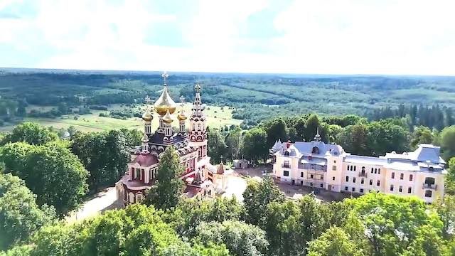 Преображение Высокого   Председатель Государственной думы Вячеслав Володин опубликовал рассказ о реставрации усадьбы Шереметевых Высокое. Поразительная скорость, с которой огромный комплекс превратился из руин в радующий глаз и душу ансамбль, – следствие редкого сочетания факторов.     Это личное участие в судьбе памятника влиятельного политика.   Это взаимодействие различных ветвей и уровней власти.   Это стратегия встраивания реставрации в общий контекст восстановления социальной ткани.   С 2024 года восстановлено 8 объектов наследия. Продолжаются работы еще на 9.   В исторических зданиях разместился Технологический колледж. Во дворце планируется открыть музей.   Реставрацию усадьбы планируют завершить до конца 2025 года. К январю 2026-го заработает гостиница с кафе.   В восстановление усадьбы вложено уже более 970 млн рублей. Контракты заключены еще на 1 млрд.   Какую рабочую модель можно на этой основе выстроить?   Подробности, рассказ Вячеслава Володина и информация Минкультуры РФ – в нашем материале.