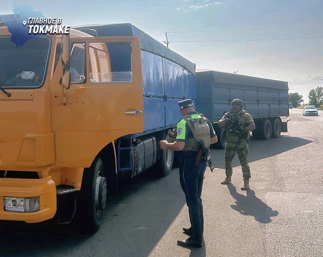 Росгвардейцы в Запорожской области приняли участие в оперативно-профилактической операции Сотрудники ОМОН «Таврия» Росгвардии совместно с полицией и ФСБ провели в Запорожской области масштабную оперативно-профилактическую операцию. Ее целью было пресечение незаконного оборота наркотиков, оружия и других запрещенных веществ на автодорогах региона. В ходе рейда правоохранители проверили свыше 2000 граждан и около 1700 транспортных средств. Результатом стали более 80 выявленных административных нарушений и задержания нескольких лиц по подозрению в совершении преступлений.