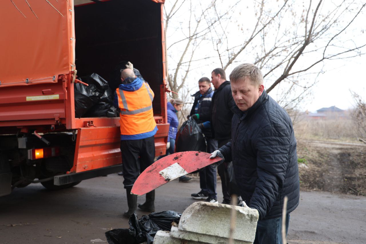 Продолжается уборка территорий в рамках месячника по благоустройству.   В уборке принимает участие 20 сотрудников администрации Железнодорожного округа, которые убирают территорию от улицы Полевой до Малых.