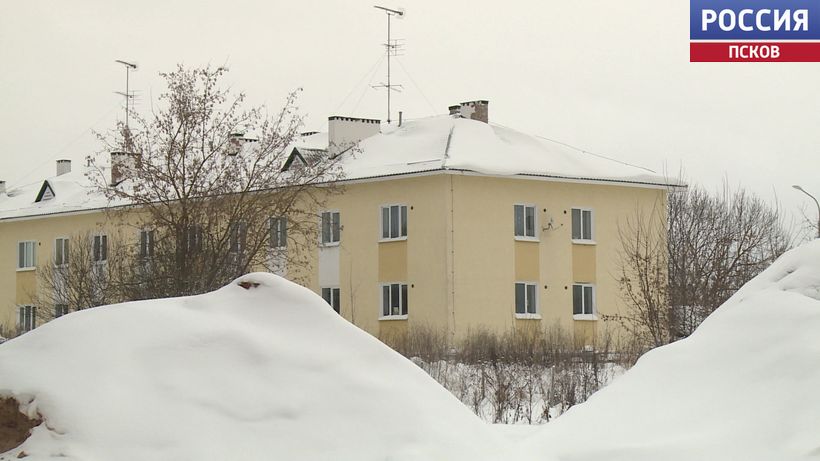 В поселке Заплюсье будет установлена автоматизированная мобильная котельная сообщил губернатор Псковской области Михаил Ведерников По его словам уже сегодня планируется подключить установку и начать отопление поселка Также губернатор поручил главе округа завершить ремонт и пусконаладку действующей котельной в максимально сжатые сроки Работы контролируют представители управления капитального строительства Правительства региона В новогодние каникулы жители поселки буквально замерзали в собственных квартирах из за некачественной щепы Возбуждено уголовное дело о халатности по факту ненадлежащего теплоснабжения В Заплюсье сегодня работает наша съемочная группа Репортаж смотрите в итоговом выпуске Вестей