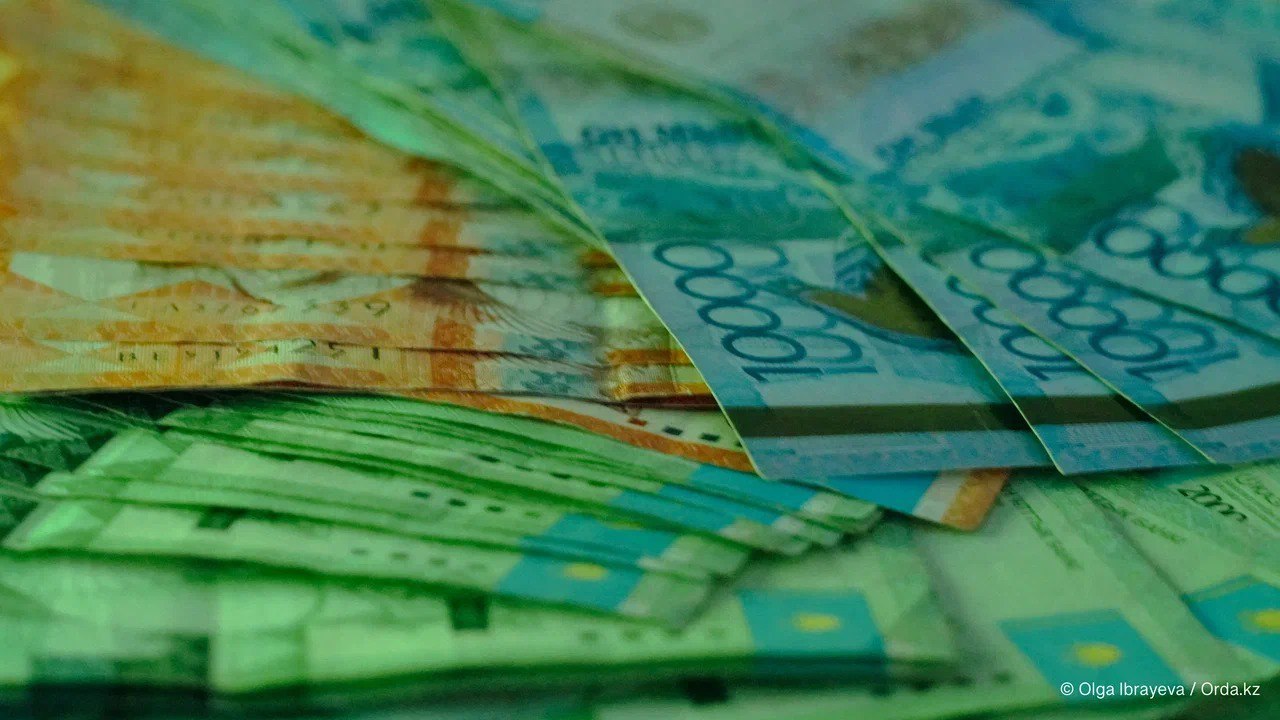 ВАП обнаружила нарушения с бюджетными деньгами на 355 миллиардов тенге Высшая аудиторская палата объявила, что только за первые три месяца 2025 года в стране выявили нарушения на 355 млрд тенге. Речь идёт о неэффективном расходовании бюджетных денег, финансовых махинациях и плохом планировании классика . По информации палаты, за первый квартал она успела проверить 24 объекта, изучив госзакупки и прочие действия с государственными деньгами на общую сумму в 5,9 трлн тенге. В результате аудиторы обнаружили, что: госорганы неэффективно израсходовали 287,6 млрд тенге; из-за недочётов при планировании государство недосчиталось 64,6 млрд тенге; чиновники допустили финансовые нарушения на 3,3 млрд тенге. Причём из этих денег можно вернуть в бюджет только 3,3 млрд тенге — меньше процента от общей суммы нарушений. Пока что из этой суммы удалось «отбить» обратно всего миллиард. За год ВАП планирует провести около 30 проверок. По итогам аудита за первый квартал ведомство дало правительству 32 рекомендации, как экономить деньги. Недавно мы сообщали, что налоговая служба внезапно заинтересовалась 444 казахстанскими компаниями и проведёт проверки в их отношении. О том, как решили прикрыть кормушку «Назарбаев Университету» и ФСМС, можно почитать здесь. • Фото: Orda.kz.